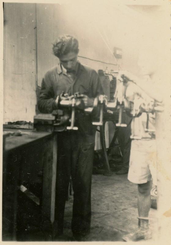 עמנואל צוקרברג מתקן גל זיזים במוסך שבניהולו, תל אביב, 1936