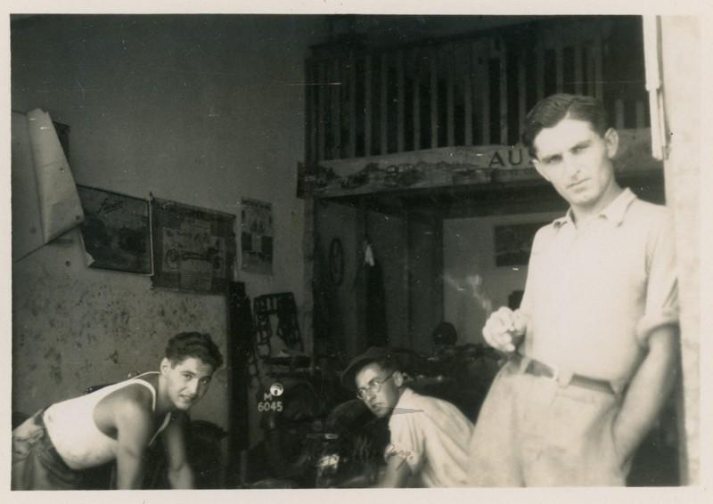 עמנואל צוקרברג וצוות עובדיו במוסך שבניהולו, תל אביב, 1936